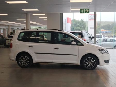 2014-Volkswagen-Touran-20-TDI-Trendline_2