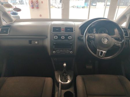 2014-Volkswagen-Touran-20-TDI-Trendline_6