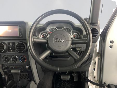 2010-Jeep-Wrangler-Unlimited-38-Rubicon-Auto_9