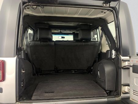 2010-Jeep-Wrangler-Unlimited-38-Rubicon-Auto_16