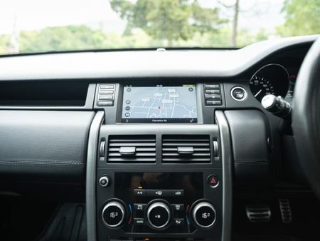 2019-Land-Rover-Discovery-Sport-20i4-D-HSE-Lux_15