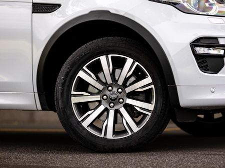 2019-Land-Rover-Discovery-Sport-20i4-D-HSE-Lux_19