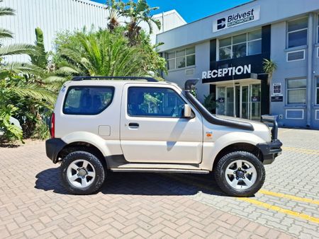 2009-Suzuki-Jimny-13_9