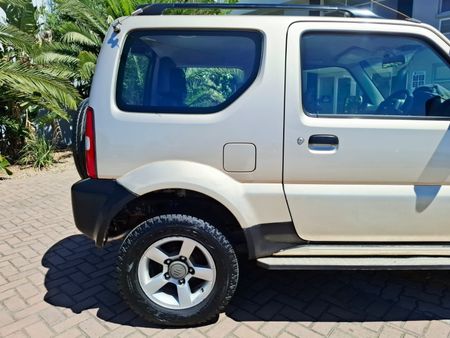 2009-Suzuki-Jimny-13_10