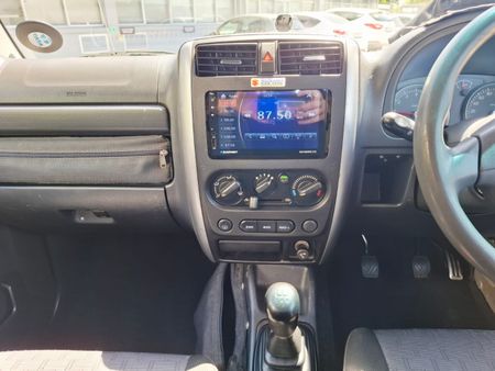 2009-Suzuki-Jimny-13_19