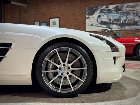 2010-Mercedes-AMG-SLS-AMG_2