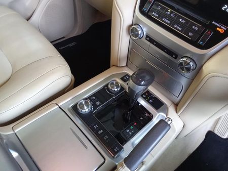 2016-Toyota-Land-Cruiser-200-45-D-V8-VX-Auto_8