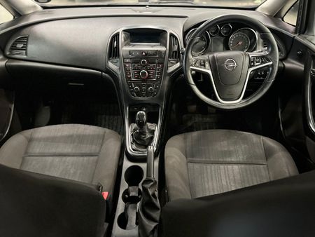 2014-Opel-Astra-14T-Enjoy-5-dr_11