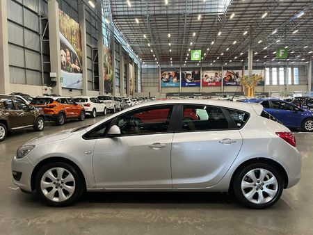 2014-Opel-Astra-14T-Enjoy-5-dr_3
