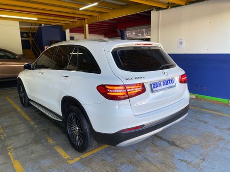 2017-Mercedes-Benz-GLC-220d-AMG_3