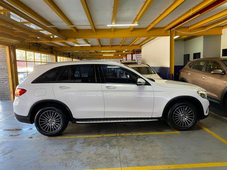 2017-Mercedes-Benz-GLC-220d-AMG_5