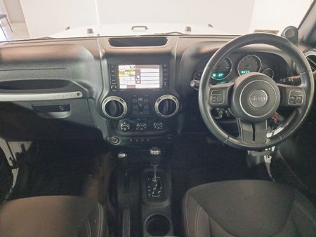 2015-Jeep-Wrangler-Unlimited-Sahara-36-V6-Auto_9
