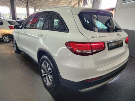 2018-Mercedes-Benz-GLC-220d_2