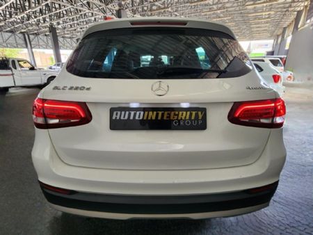 2018-Mercedes-Benz-GLC-220d_3