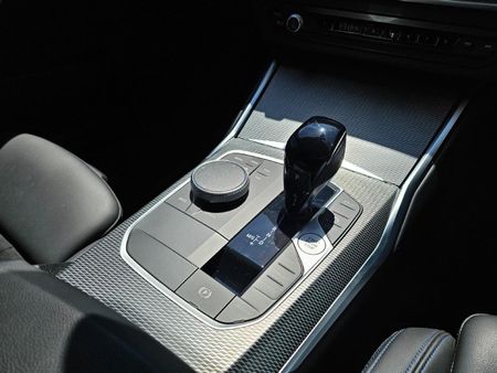 2022-BMW-3-Series-318i-M-Sport_10