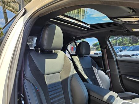 2022-BMW-3-Series-318i-M-Sport_8