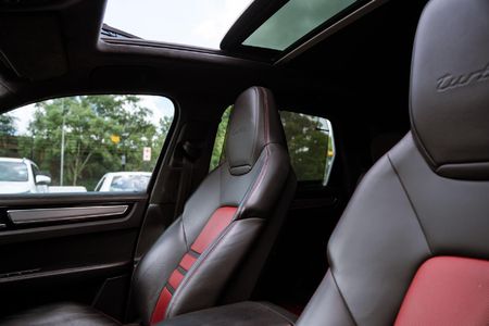 2019-Porsche-Cayenne-Turbo_11
