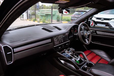 2019-Porsche-Cayenne-Turbo_12