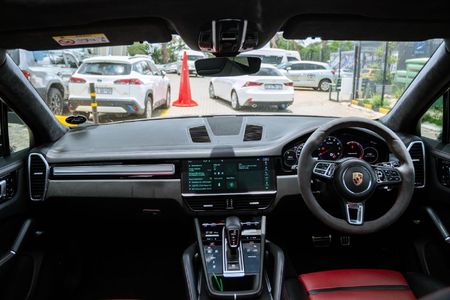 2019-Porsche-Cayenne-Turbo_18