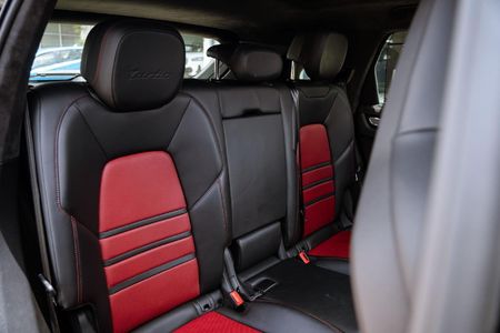 2019-Porsche-Cayenne-Turbo_19