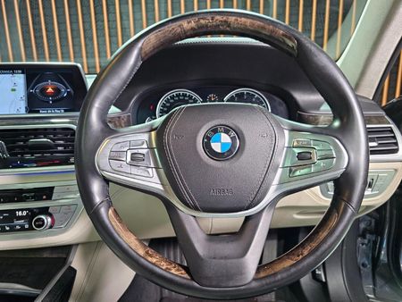2017-BMW-7-Series-750i-M-Sport_10
