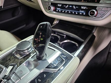 2017-BMW-7-Series-750i-M-Sport_13