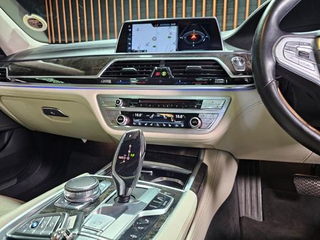 2017-BMW-7-Series-750i-M-Sport_14