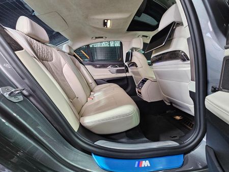 2017-BMW-7-Series-750i-M-Sport_21