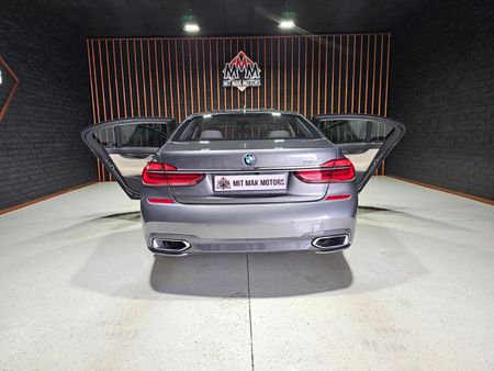 2017-BMW-7-Series-750i-M-Sport_24