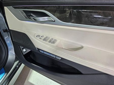 2017-BMW-7-Series-750i-M-Sport_7
