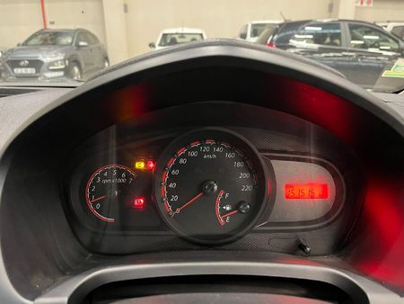 2012-Ford-Figo-14-Ambiente_10