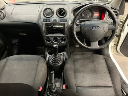2012-Ford-Figo-14-Ambiente_11