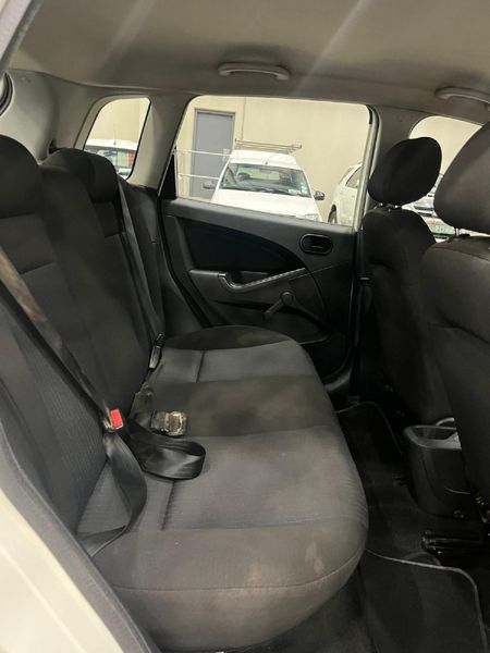 2012-Ford-Figo-14-Ambiente_12