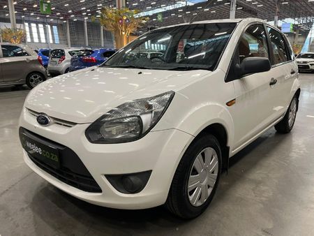 2012-Ford-Figo-14-Ambiente_2