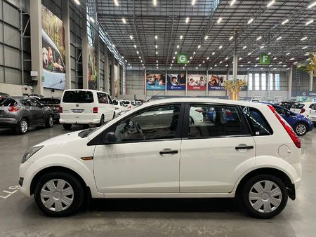 2012-Ford-Figo-14-Ambiente_3