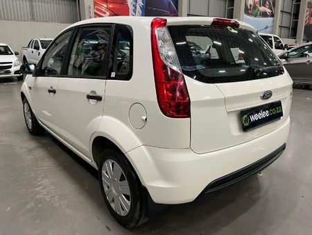 2012-Ford-Figo-14-Ambiente_4
