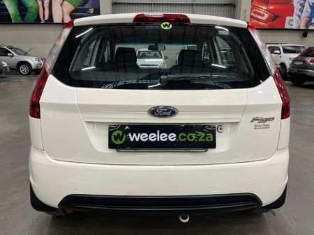 2012-Ford-Figo-14-Ambiente_5