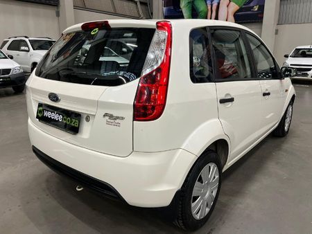 2012-Ford-Figo-14-Ambiente_6
