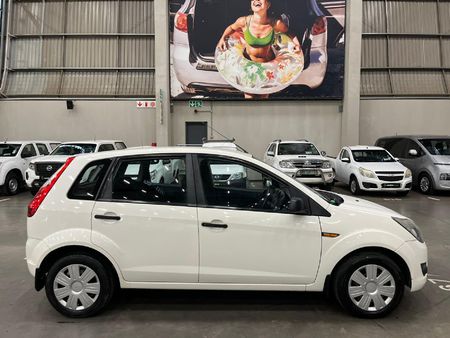 2012-Ford-Figo-14-Ambiente_7