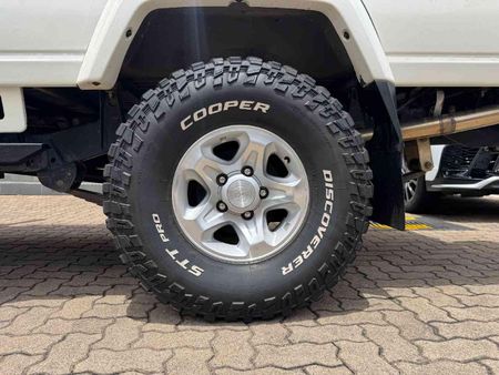 2022-Toyota-Land-Cruiser-79-45-D-70th-Edition-Single-Cab_16