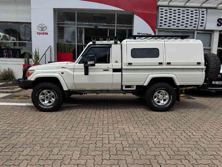 2022-Toyota-Land-Cruiser-79-45-D-70th-Edition-Single-Cab_17