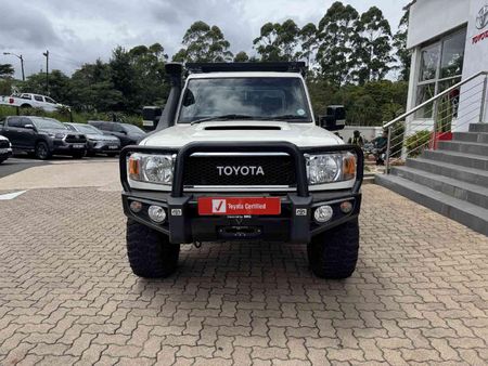 2022-Toyota-Land-Cruiser-79-45-D-70th-Edition-Single-Cab_1