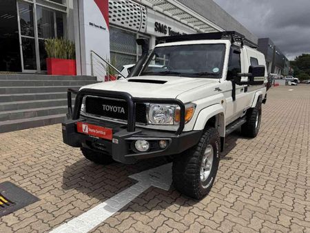 2022-Toyota-Land-Cruiser-79-45-D-70th-Edition-Single-Cab_19