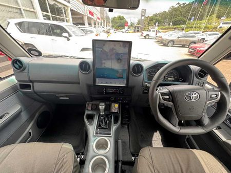 2022-Toyota-Land-Cruiser-79-45-D-70th-Edition-Single-Cab_5