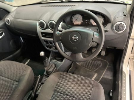 2016-Nissan-NP200-16-SE_11