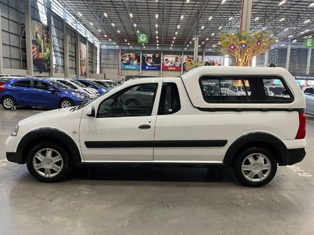 2016-Nissan-NP200-16-SE_3