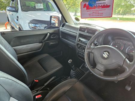 2010-Suzuki-Jimny-13-Special-Edition_4