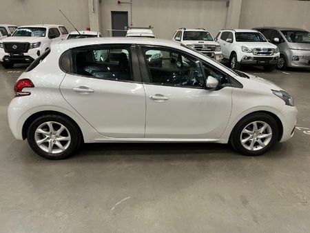 2018-Peugeot-208-12-PureTech-Active-5-dr_7