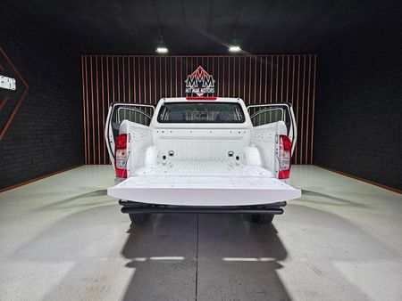 2025-Nissan-Navara-25D-XE-Double-Cab_23