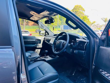 2026-Toyota-Hilux-28-GD-6-RB-Legend-55-Auto-Double-Cab_10